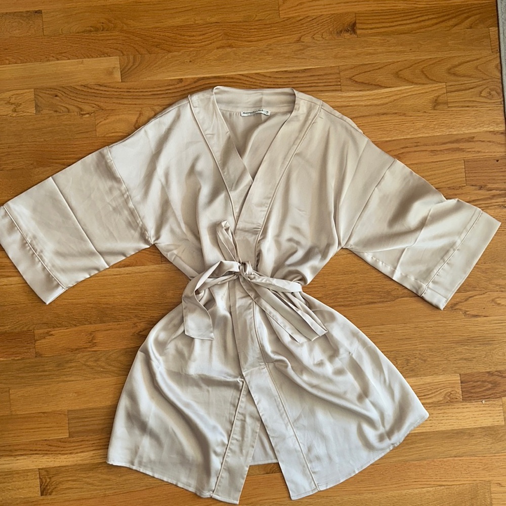 Abercrombie & Fitch Robe in Champagne Color (S/M)